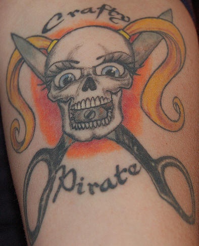 el tatuaje de una calavera de una chica pirata con las tijeras