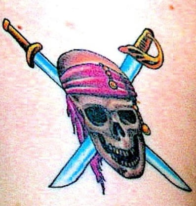 el tatuaje de la calavera de un pirata y las espadas cruzadas hecho en color