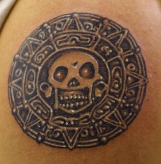 el tatuaje simbolico con una calavera dentro de una traceria en forma de circulo