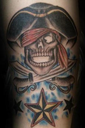 Tatuaje de calavera del pirata con estrella