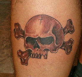 el tatuaje de la calavera pirata con huesos cruzados  y una cruz en la frente