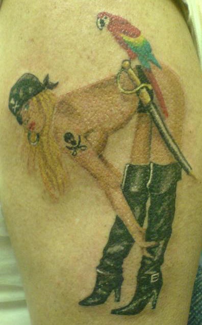el tatuaje de la mujer pirata desnuda con un cotorro