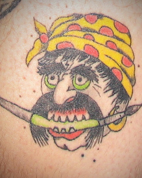 el tatuaje del pirata asiatico hecho  en color