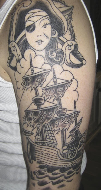 el tatuaje del tema pirata con una mujer pirata y un barco en el mar