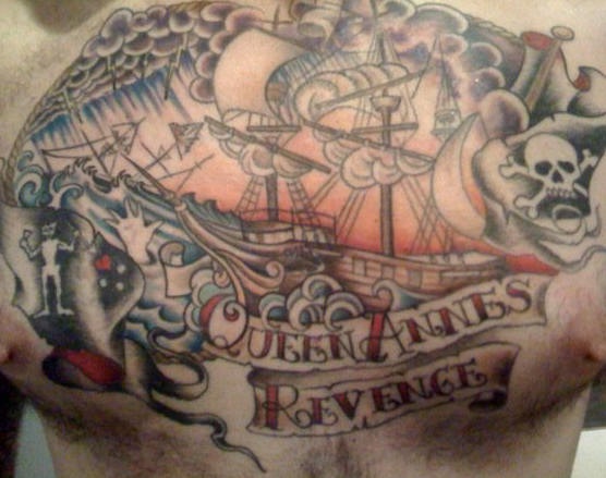 el tatuaje de un barco pirata en el mar con otros detalles del tema hecho en el pecho