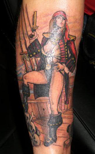 el tatuaje de una mujer pirata sexy en el barco hecho en color