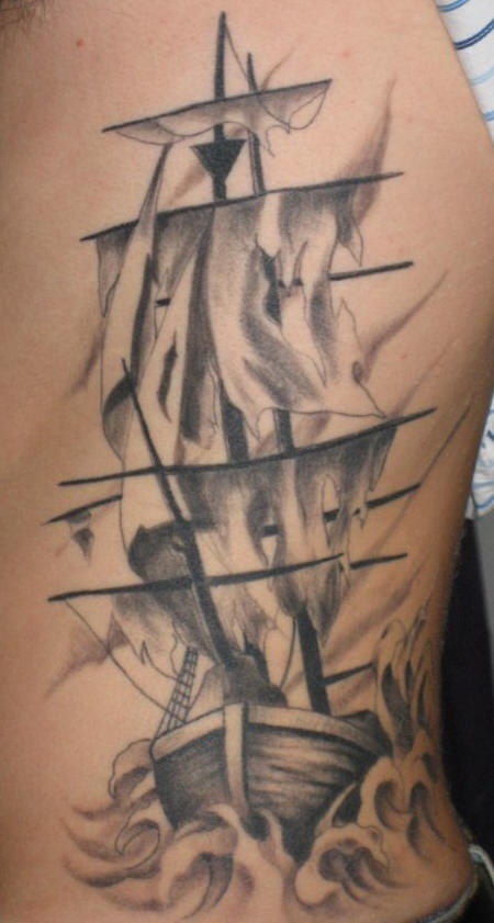 el tatuaje de un barco en el mar hecho en tinta negra