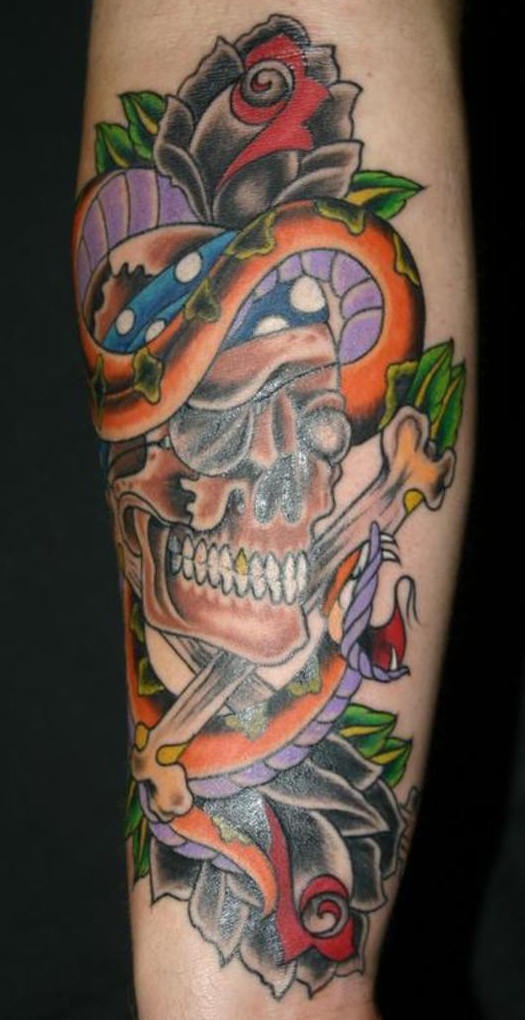 Cranio di pirata con serpente e rose nere tatuaggio classico