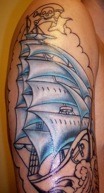 el tatuaje de una barco pirata con velas de color azul