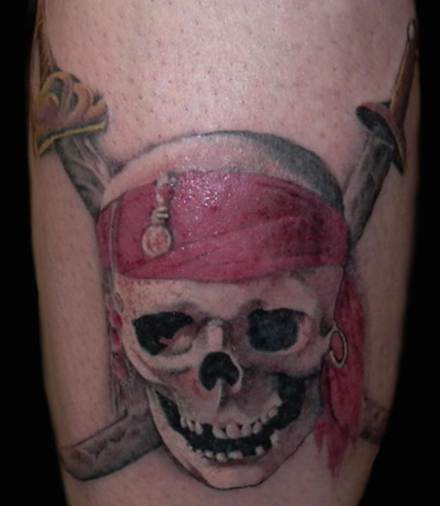 Cranio di pirati dei caraibi tatuaggio