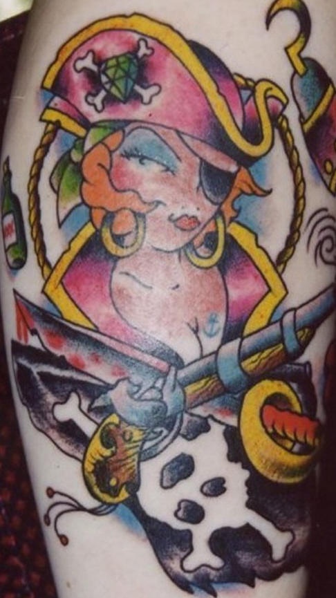 el tatuaje de una chica pirata con una pistola y la bandera pirata hecho en color