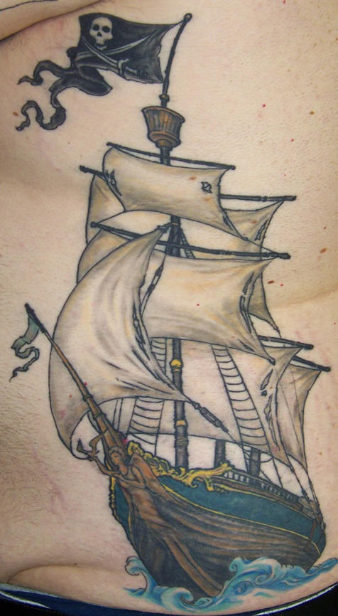 el tatuaje detallado de un barco pirata en el mar hecho en color en el costado