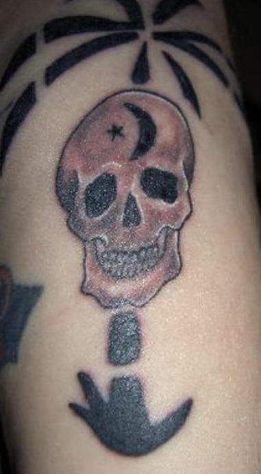 el tatuaje de la calavera con un simbolo en la frente hecho en tinta negra
