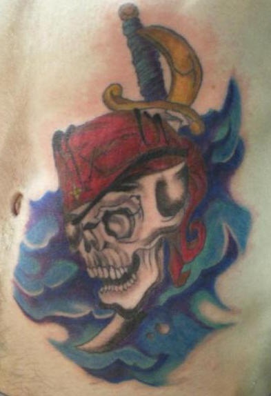 el tatuaje de la calavera pirata con una espada en el agua de mar hecho en color