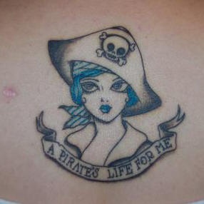 el tatuaje de un retrato de la mujer pirata hecho parcialmente en color