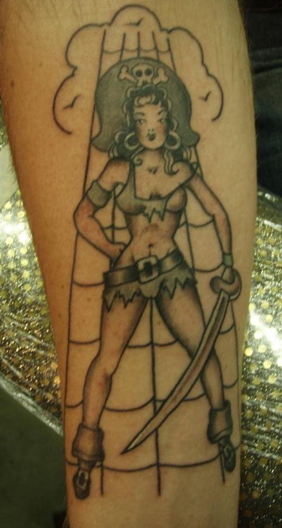 el tatuaje de la mujer pirata hehco con tinta negra