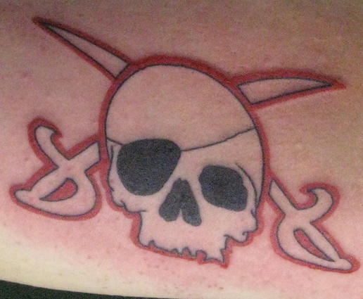 el tatuaje de la calavera pirata con espadas cruzadas lineado con color rojo