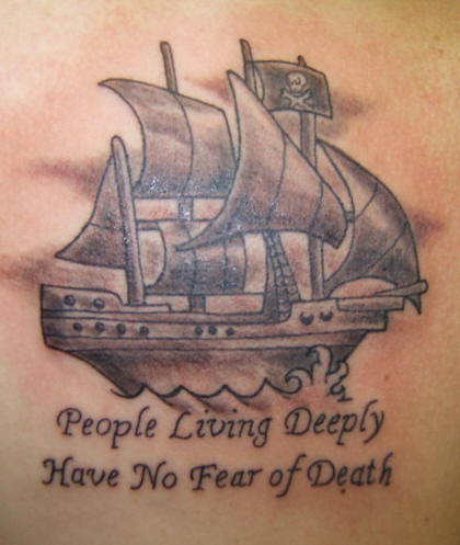 el tatuaje del barco pirata en el mar  de tinta negra