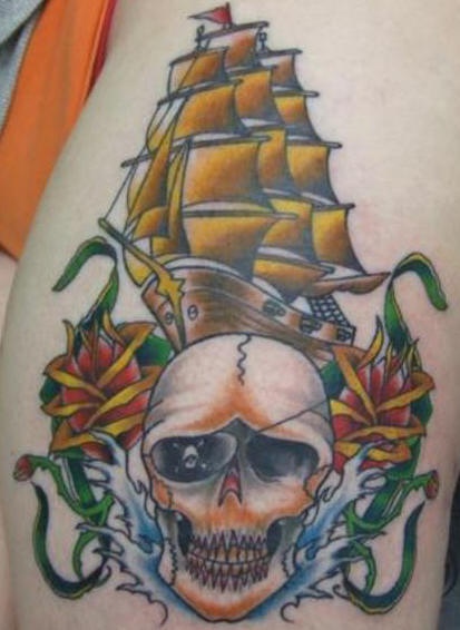el tatuaje de la calavera pirata,rosas y un barco hecho en color