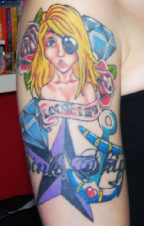 el tatuaje de una chica pirata guera con rosas, diamantes, estrellas nauticas y una ancla alrededor