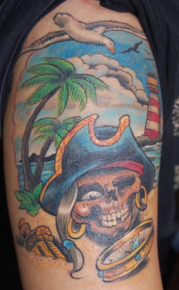 el tatuaje tematico de piratas con varios detalles como la calavera de pirata, oro y mar