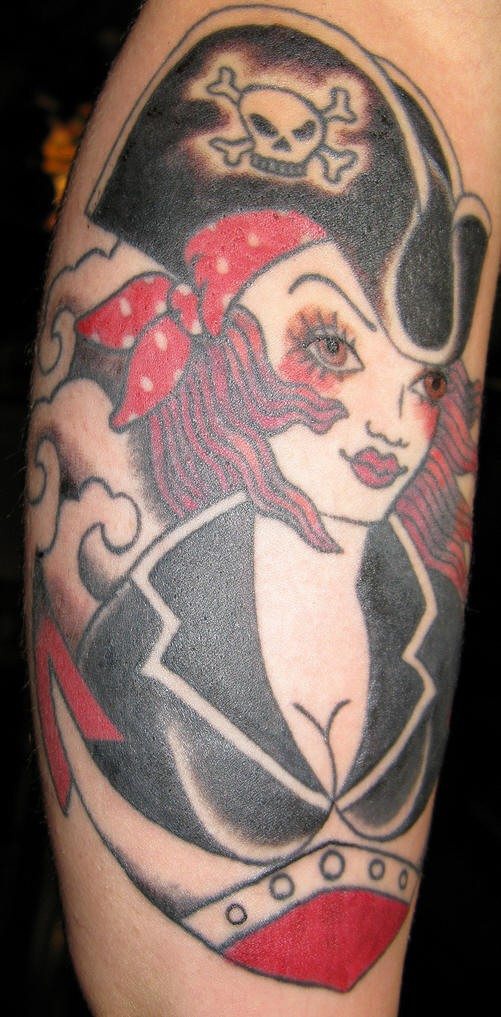 el tatuaje de una mujer pirata hecho en color negro y rojo