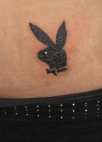 Tatuaje en la cadera, conejo de playboy diminuto