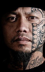 Tatuaje en la cara, estilo polinesio