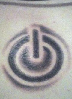 tatuaje del botón de encendido