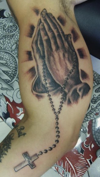 Manos con rosario rezando tatuaje en tinta negra - Tattooimages.biz