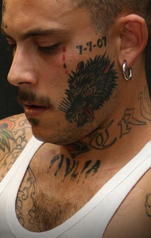 Le tatouage sur le visage en style de prison