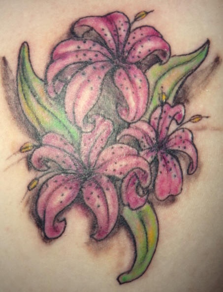tre fiori viola tatuaggio