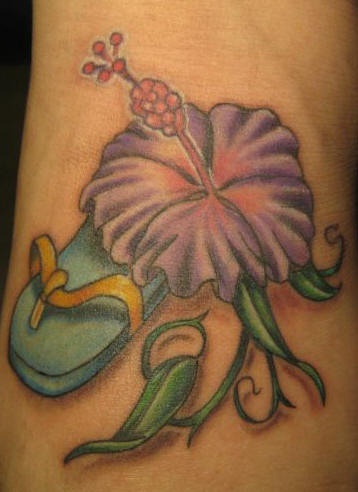 tatuaje de hibisco morado con sandalia