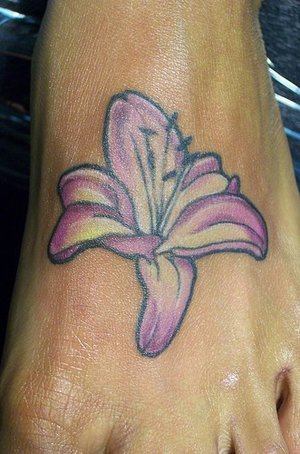 Tatuaje en pie de lirio color púrpura