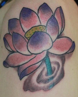 el tatuaje sencillo de una flor de loto en color morado