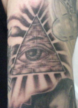 Gran tatuaje de pirámide con el ojo de Dios