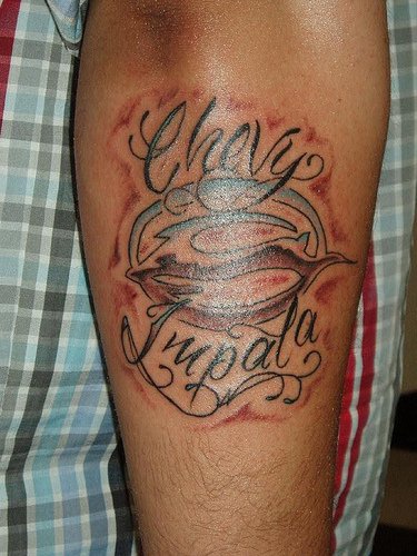 chevy impala logo tatuggio sul braccio