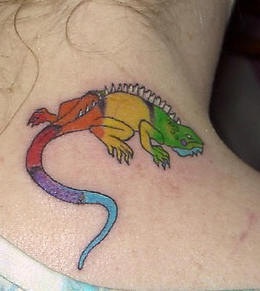 Precioso tatuaje en la nuca lagartija en colores del arco iris