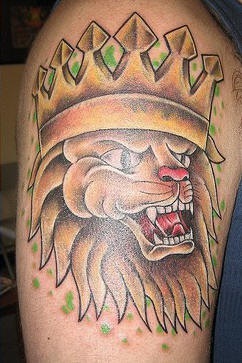 El tatuaje de la cabeza de un leon enojado con una corona hecho en color