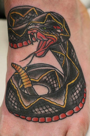 Tatuaggio colorato sul piede il serpente nero aggressivo