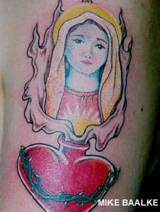 el tatuaje de la maria y el corazon sagrado hecho en color