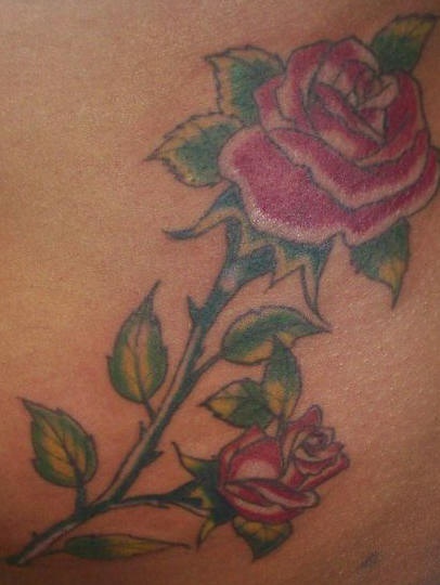 Simple tatuaje en color de la rosa