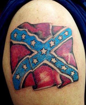 confederato bandiera sulla spalla tatuaggio