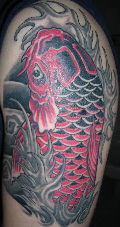 Tatuaje de carpa koi color rojo negro