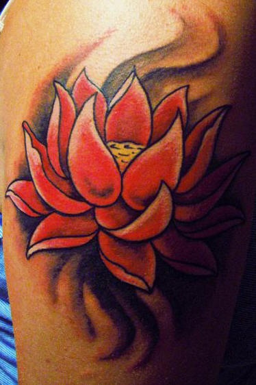el tatuaje de una flor de loto muy bonita en color rojo con humo negro alrededor
