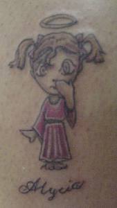 el tatuaje estilo caricatura con una niña angel