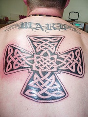 el tatuaje de la cruz celtica grande en la espalda