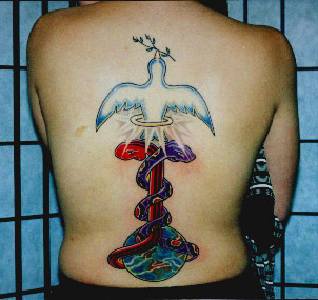 el tatuaje del simbolo de la resureccion con una paloma blanca hecho en la espalda
