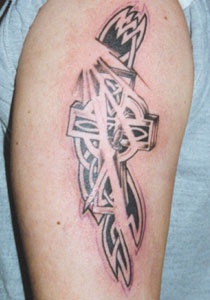 el tatuaje tribal con una cruz