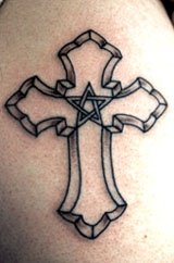 el tatuaje lineado de ua cruz con una estrella en el centro